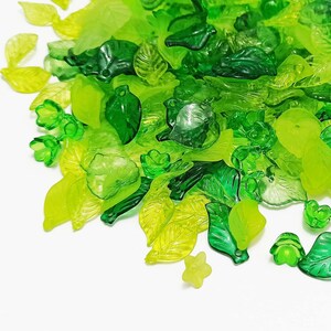 50 gr mix Groen, acryl bloemen en bladeren, parelmoer afdekkingen, scheiders, acryl parelmoer. SP31kar