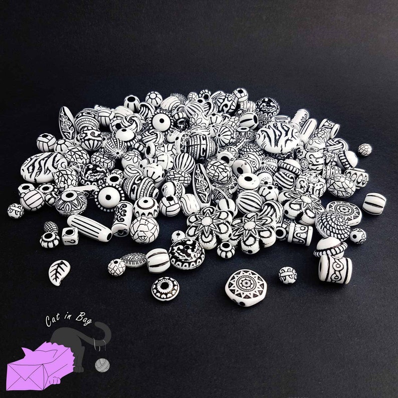 SC02R1-SP130-FO336 50gr Mix of antique ethnic effect acrylic beads white colour