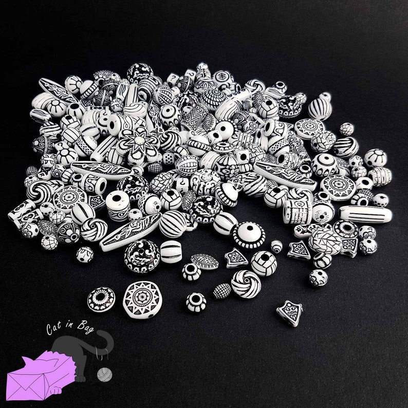 SC02R1-SP130-FO336 50gr Mix of antique ethnic effect acrylic beads white colour