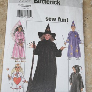 Pode incluir: Um envelope de padrão de costura Butterick com ilustrações de fantasias de Halloween. Os desenhos incluem uma bruxa, um mago e outros personagens. O texto "sew fun!" e "points joyeux!" são visíveis.
