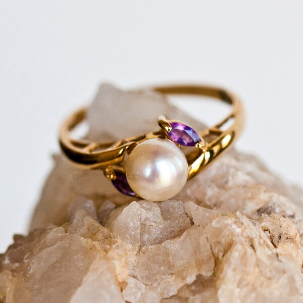 VINTAGE Pearl and Amethyst Gold Ring