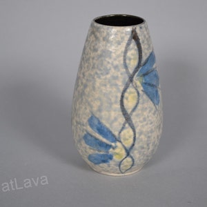Puede incluir: Un jarrón de cerámica azul y blanco con un diseño floral. El jarrón tiene un esmalte moteado y una forma redondeada en forma de lágrima.