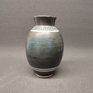 studio ceramic vase  Marked    - vintage design