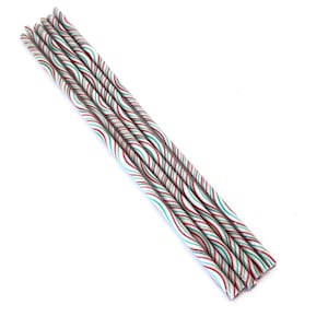 Könnte beinhalten: Ein Bündel von sechs weiß, rot und grün gestreiften Zuckerstangen, diagonal vor einem weißen Hintergrund angeordnet. Die Zuckerstangen haben ein gedrehtes Design mit abwechselnden roten, grünen und weißen Streifen. Das Bild ist gut beleuchtet.