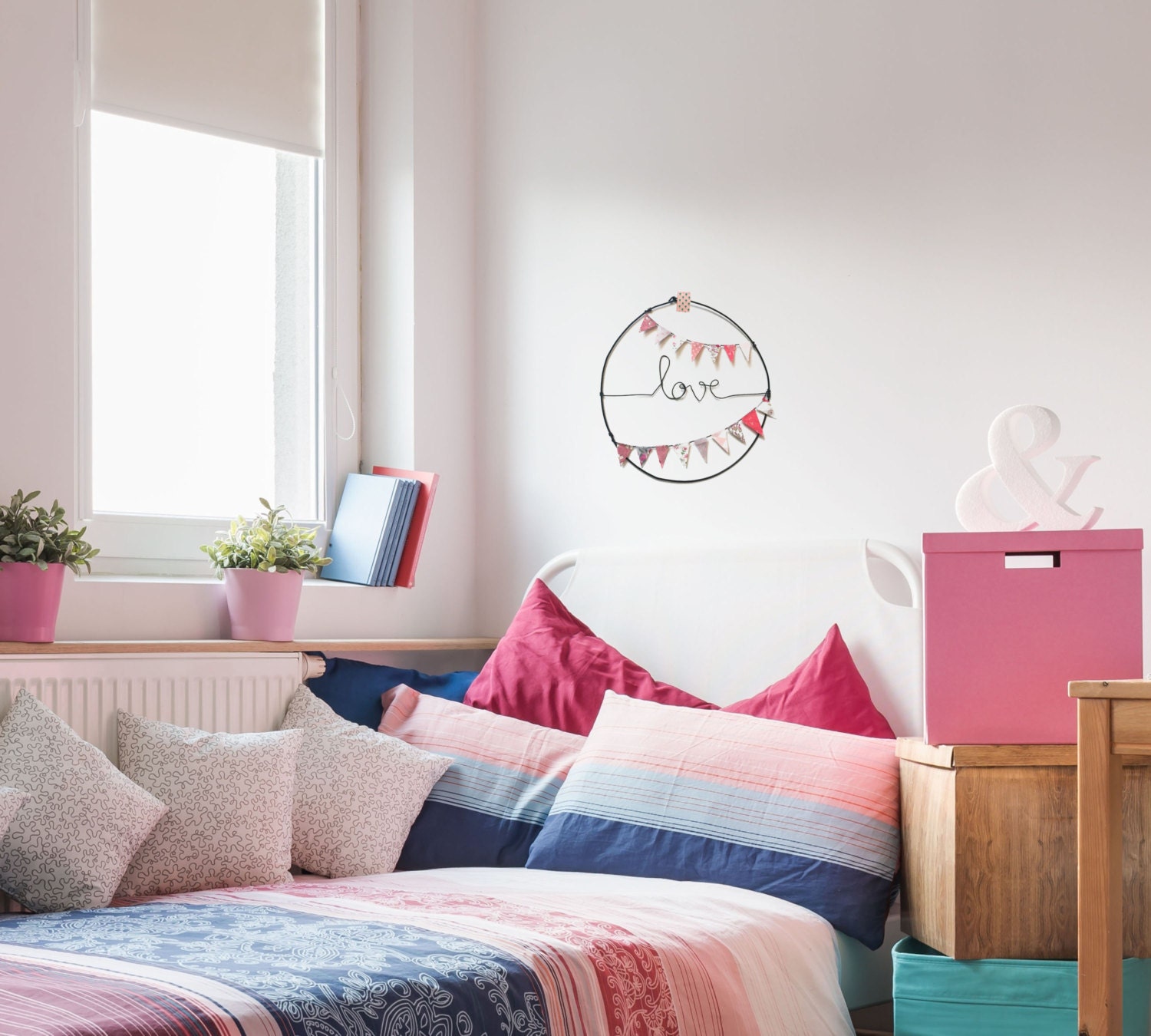 Déco Murale Fil de Fer et Fanions Roses Love