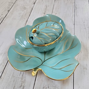 Plato de servir con forma de hoja y tarro de mermelada con tapa de cerámica vintage Carlton Ware de mediados de siglo.