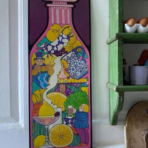 Puede incluir: Un póster vintage con fondo rosa que presenta una botella llena de varias ilustraciones coloridas de frutas, personas y animales. El texto "BOTTLE?" está en la parte superior del póster.