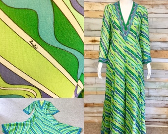 Pode incluir: Um vestido maxi longo com padrão verde e azul, decote em V e mangas compridas. O vestido tem uma etiqueta que diz "Zulili".