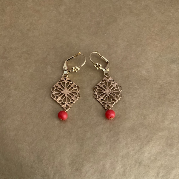 Boucles d’oreilles dorées et corail.