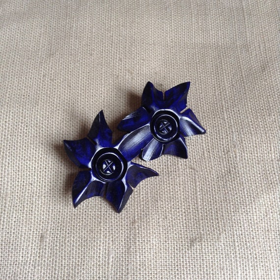 1940's blue floral brooch.