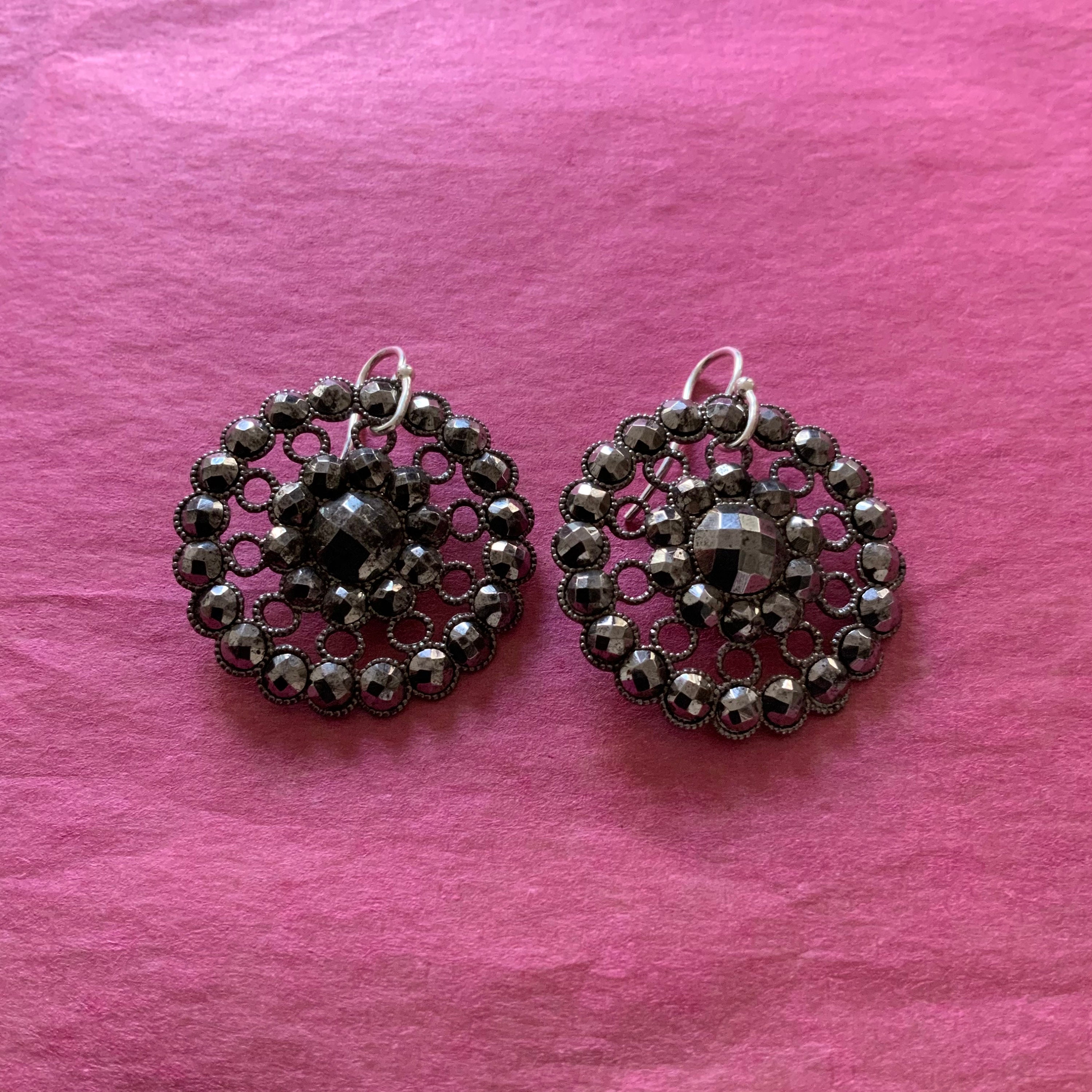 Boucles D'oreilles à Vis Anciennes Rondes - Création Avec Paillettes Et Perles 2103
