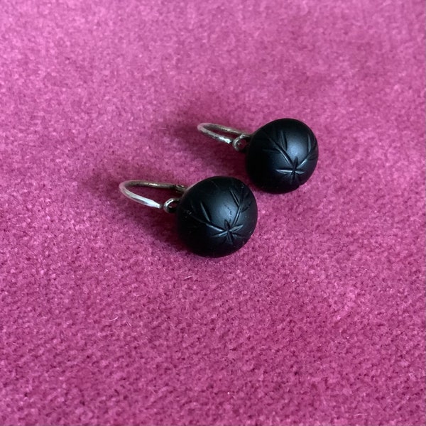 Boucles d’oreilles »boules » noires 1900