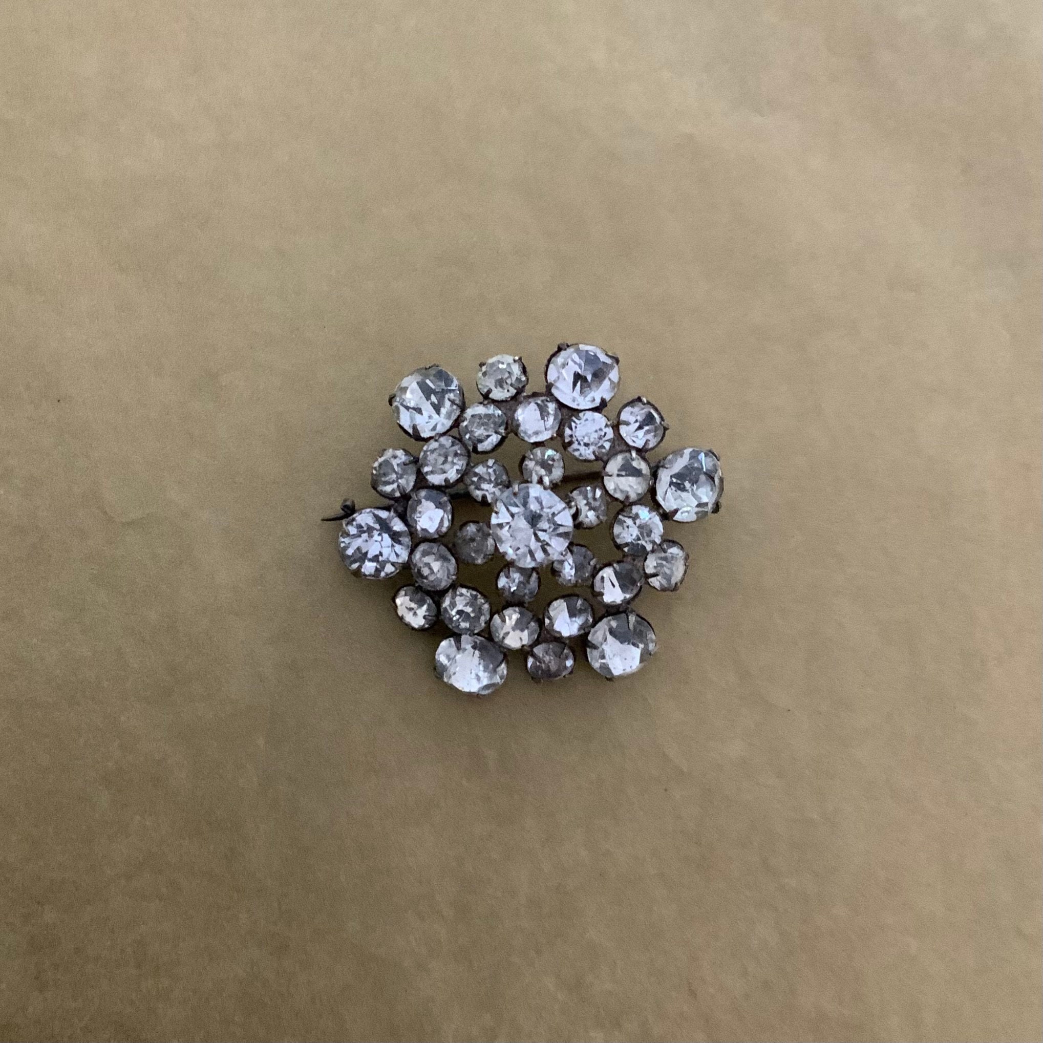 Broche Fantaisie Vintage – Pierres Et Strass – Motif Fleuri – Occasion