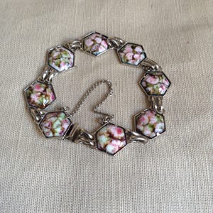 Pulsera 1970 en metal y esmalte rosa y verde.