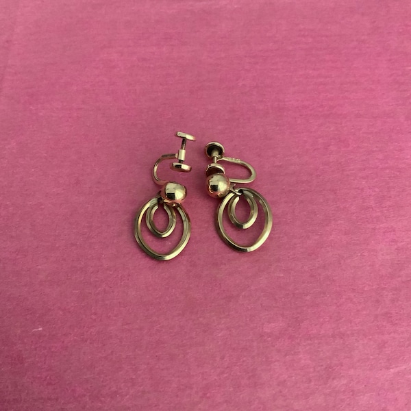 Boucles d’oreilles dorées.