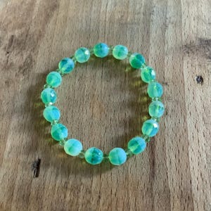 Bracelet en perles de verre vertes vintage.