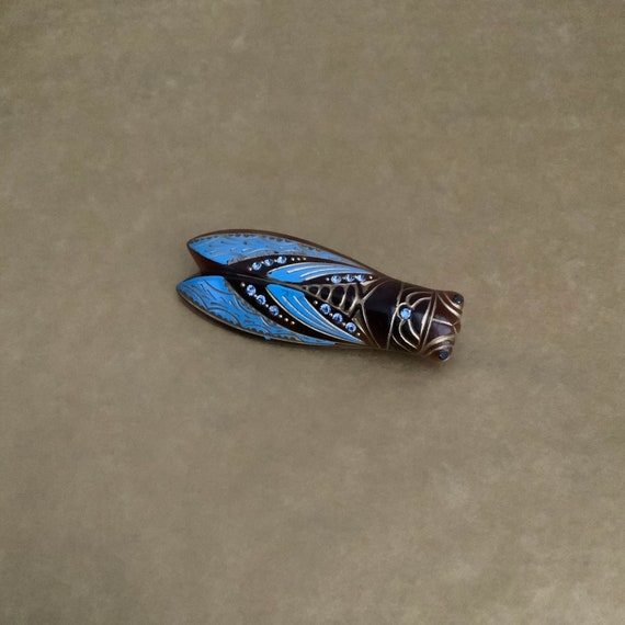 1930’s blue « cicada » brooch.