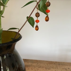 Orange und bernsteingelbe Ohrringe im viktorianischen Stil