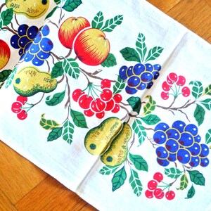 Camino de mesa sueco vintage de los años 80, de algodón FRÖSÖ de alta calidad, blanco hueso, con estampado a mano y motivo de frutas multicolor, firmado por Mia L.