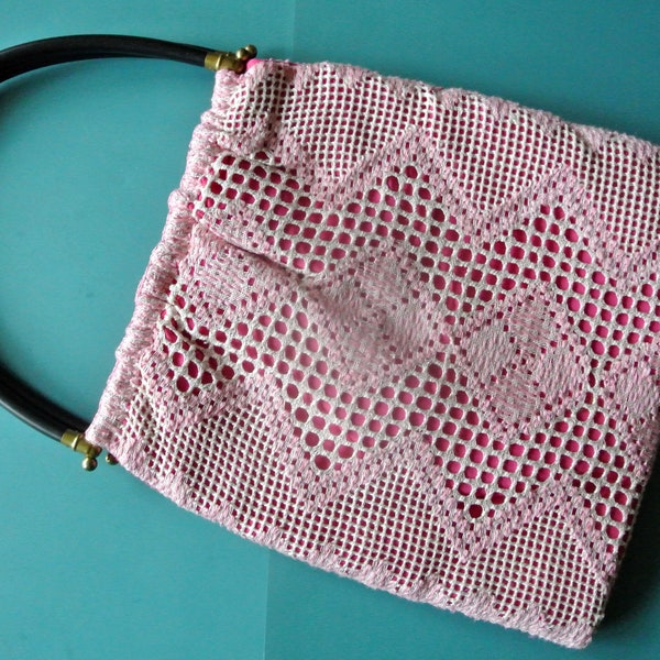 Nice Suédois Openwork dentelle / Naverseam rose / beige allover sac à main en lin broderie avec couverture rose cerise et poignées en plastique noir
