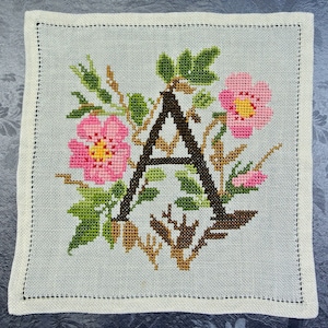 Mantel de tableta vintage de la década de 1960 bien hecho con rosa / verde / marrón cruz de punto de rosa flor de rosa / bordado de letra A en lino blanco hueso