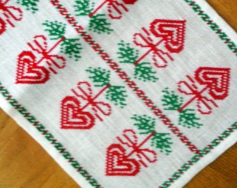 Exceptionelly well done vintage 1960s handmade embroidery cross-stitch bone white linen tablet tablecloth with red green heart motive