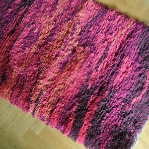 Larger well done HANDMADE vintage 1960s woolyarn RYA rug carpet wallhanging with abstract design pattern in vinered/ rustyred/ yellow colors