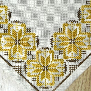 Very well done vintage 1960s handmade cross-stitch embroidery tablettable-cloth w small flower frame in turqouise blue on bone white bottom