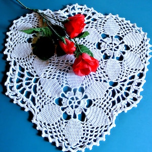 Tovaglia vintage anni '70 in cotone bianco all'uncinetto con motivi floreali e centrino triangolare