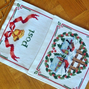 Gut gemacht vintage 1980 handgemachte mehrfarbige Weihnachtsherz/Glöckchen Motiv Kreuzstich Stickerei auf weißer Aida Baumwolle Wandbehang mit Text POST