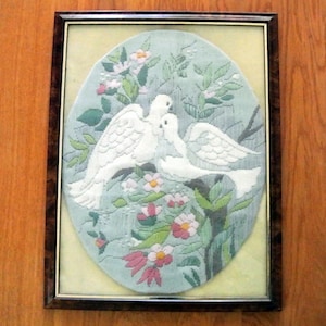 Tapiz vintage de los años 70 hecho a mano con hilo de lana, bordado de puntada plana y ovalada, con motivo de paloma multicolor y marco de madera marrón reciclado
