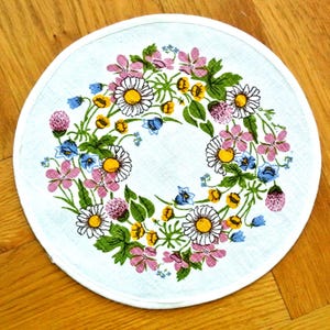 Mantel vintage FRÖSÖ de los años 80 con estampado de huellas de manos, motivo de corona de flores silvestres, firmado por Mia L.