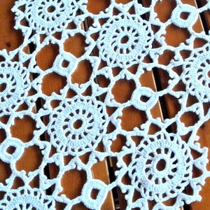 Caminho de mesa de crochê vintage: floco de neve de algodão branco dos anos 80, feito à mão
