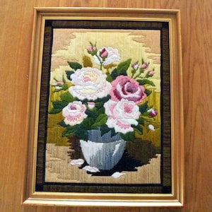 Tapiz de pared vintage de los años 70 hecho a mano con hilo de lana, costura plana y puntada larga en toda la parte delantera, con motivo de flores multicolores y marco de madera de color dorado
