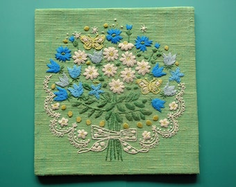 Bien fait fait à la main vintage des années 1950 fleur multicolore boquet design motif broderie murale, réalisé avec couture plate sur fond vert lime