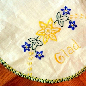 Vintage 1940s Embroidered Table Runner: Easter Flowers, Swedish Text (GLAD PÅSK)