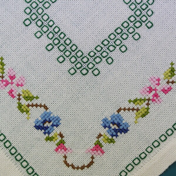 Very well done vintage 1950s handmade embroidered cross-stich flower motive on bone white linen tablet/ table-cloth