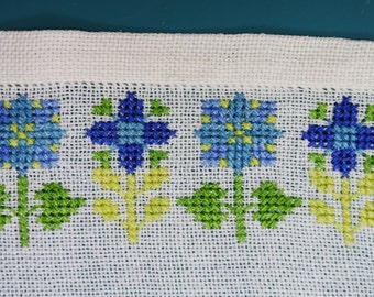 Very well done vintage 1960s handmade embroidered blue cross-stich flower motive on bone white linen tablet/ table-cloth