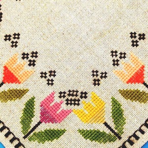 Mantel de lino con bordado de punto de cruz de los años 70: Bordado de tulipanes hecho a mano