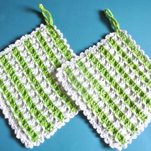 Conjunto de 2 pegadores de panela vintage suecos de crochê, listrados em verde e branco, década de 1970.