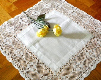 Vintage 1950s Linen Tablecloth with Handmade Bobbin Lace (20" Square)