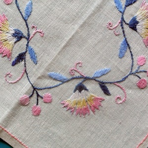Well done vintage 1970s tablet tablecloth with handmade blue/ pink Sweden landscape Blekinge flat-seam flower motive embroidery, white linen