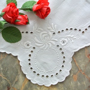 Exceptionelly well done handmade square vintage 1940s white flat-seam flower pattern English embroidery on handwoven white linen tablecloth