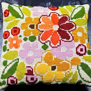 Cojín floral bordado vintage de los años 60: Cojín de lino hecho a mano con punto de cruz.