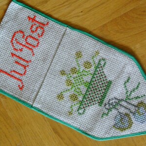 Bien fait petit millésime 1960 fait main multicolore motif de Noël crosstitch broderie sur le lin beige wallhanging avec texte suédois JULPOST