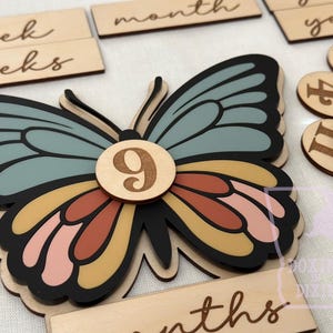 Faire-part de naissance et cartes d'étape interchangeables, marqueurs papillon, accessoire photo en bois et acrylique, chambre de bébé papillon, cadeau de baby shower