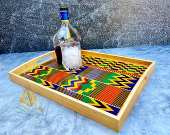 Bandejas resinadas Kente azules y doradas, bandejas de madera y tela, bandejas de regalo de boda, bandeja africana de Ankara SKU # KRT1002