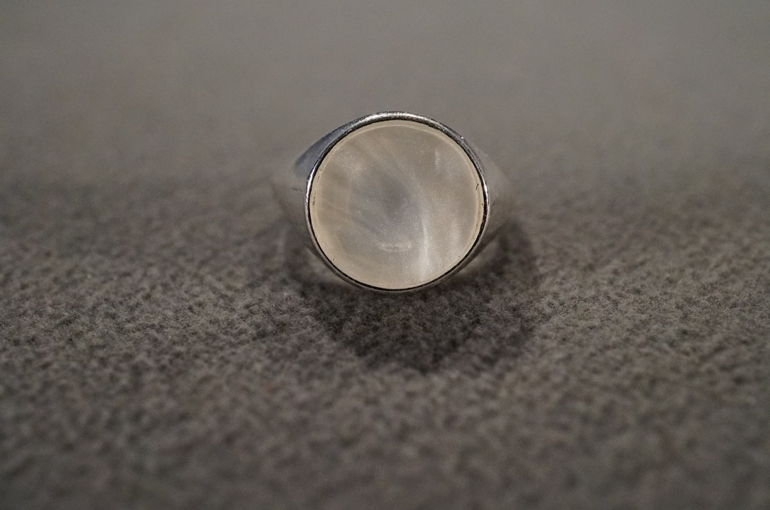 Vintage Silver Tone Band Ring Round Bezel Set Opalescent Pearlized Enameling Design