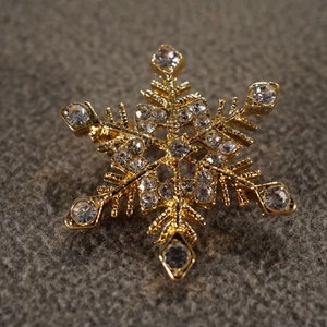 Vintage Yellow Gold Tone Pin Brooch Multi Round Prong Set Clear Crystal Glass Rhinestone Round Star Winter Snowflake Setting Art Deco Style