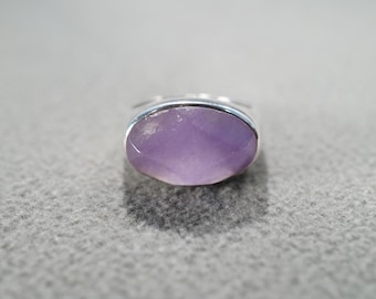 Vintage Wedding Band Stacker Design Ring Sterling Silver Oval Bezel Set Amethyst Raised Relief Single Stone Setting Collectable, Size 6